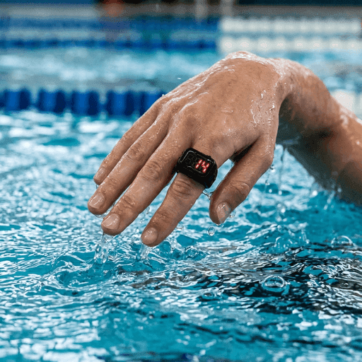 Un nageur portant un compteur d'orteils numérique compact dans la piscine.